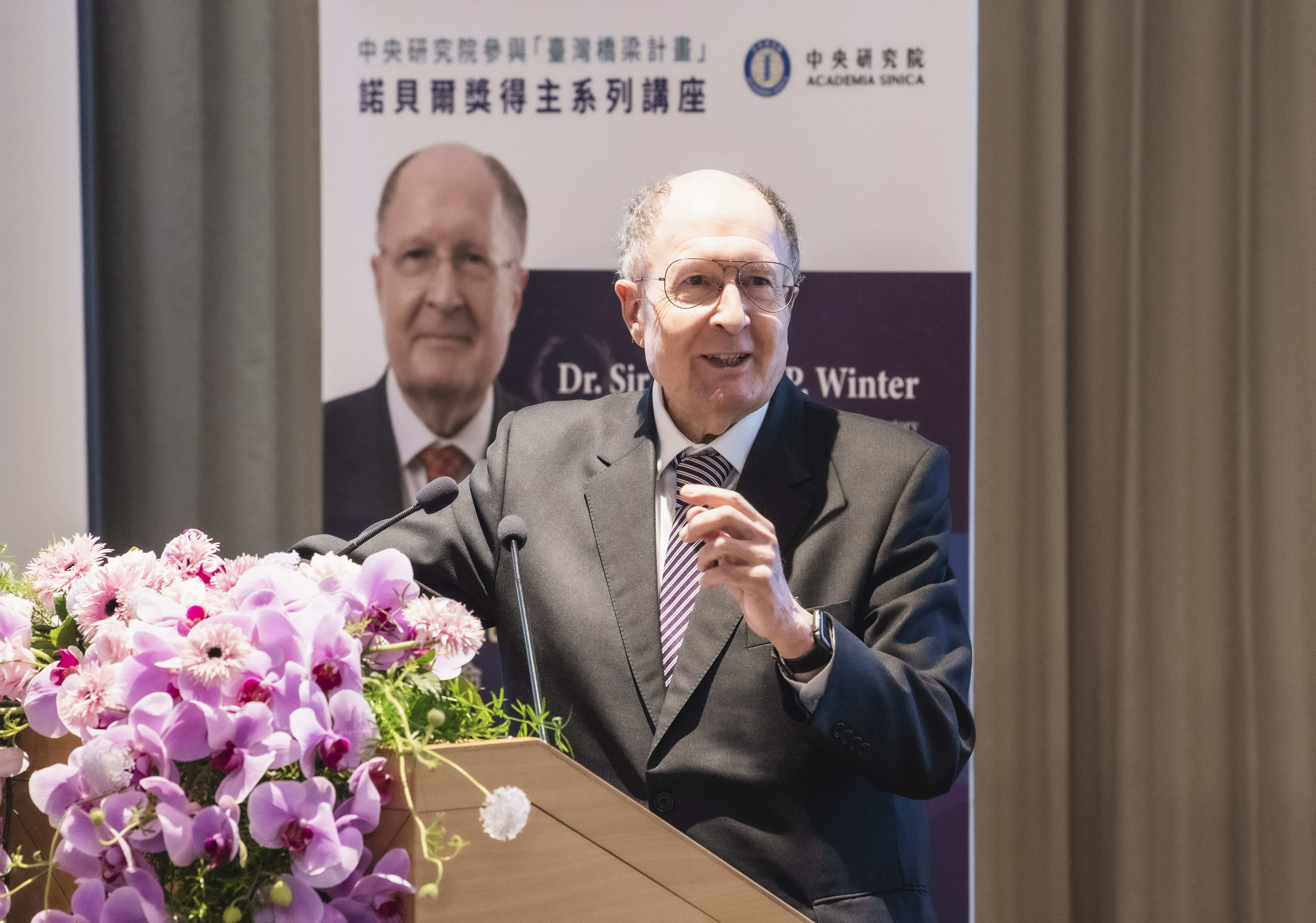Dr. Sir Gregory P. Winter delivers a lecture titled “The Antibody Revolution”. Photo credit: Academia Sinica.